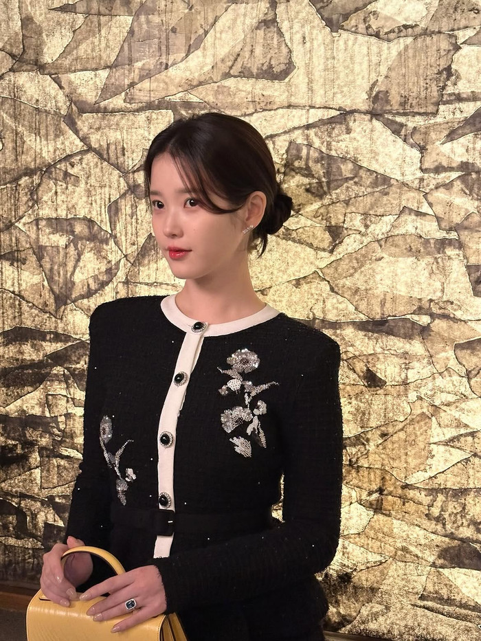 IU lựa chọn giữ im lặng trong thời gian vướng tin đồn chia tay với bạn trai diễn viên. Ảnh: IGNV