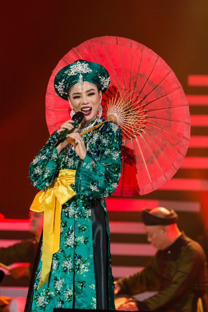 Ca sĩ Lệ Quyên gây ấn tượng với tiết mục hát chầu văn trong Q Show.