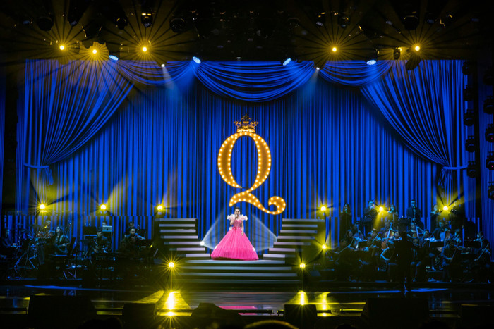Ca sĩ Lệ Quyên đứng trên sân khấu Q Show đẳng cấp như các đêm diễn quốc tế.