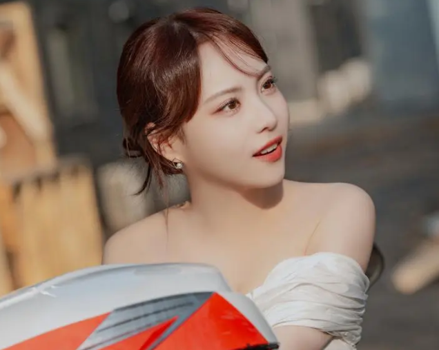 Lee Yul Eum vào vai minh tinh Oh Ha Na trong Dream to You.