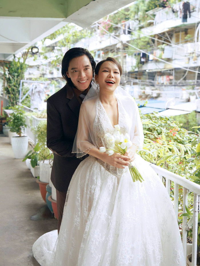 Việt Hương và Hoài Phương thực hiện bộ ảnh đặc biệt nhân dịp kỷ niệm 20 năm đồng hành. Ảnh: FBNV
