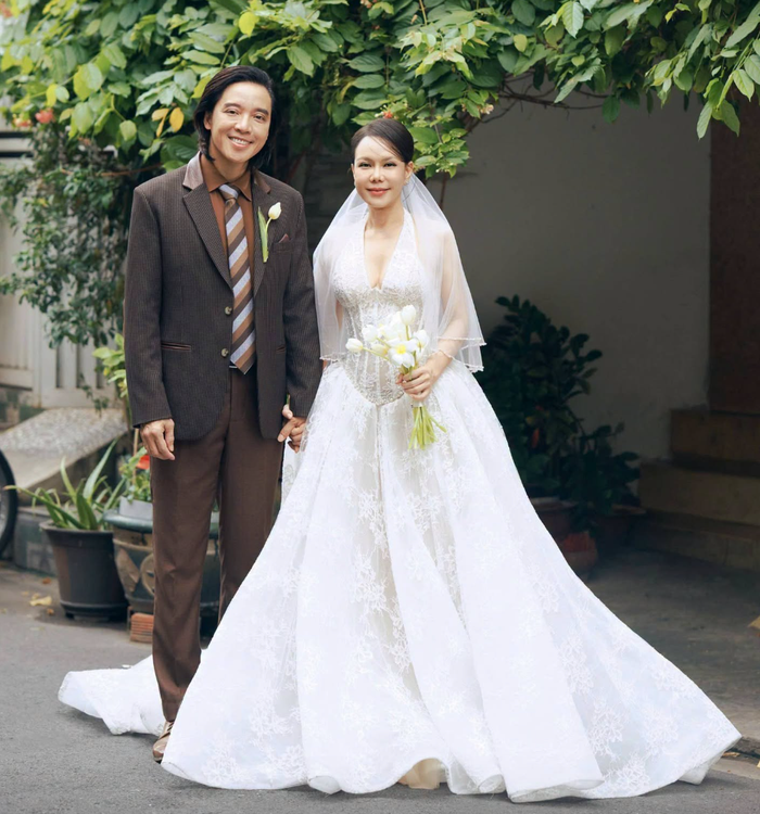 Khán giả ngưỡng mộ chuyện tình bền chặt của Việt Hương và Hoài Phương suốt hai thập kỷ. Ảnh: FBNV