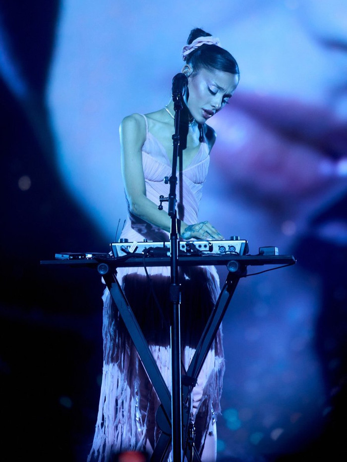 Hỗn loạn tại concert của Ariana Grande, khán giả lao vào ẩu đả ngay khi nữ ca sĩ đang biểu diễn Ảnh 2