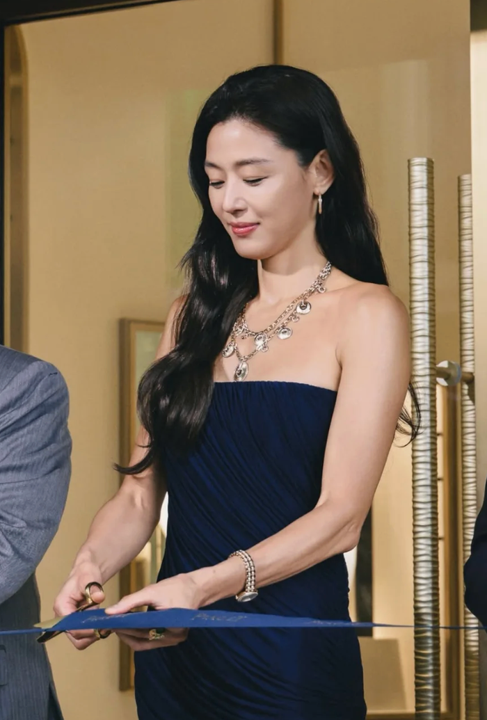 Nữ diễn viên Jeon Ji Hyun gây chú ý với làn da rám nắng hiếm thấy, diện mạo khác lạ Ảnh 2