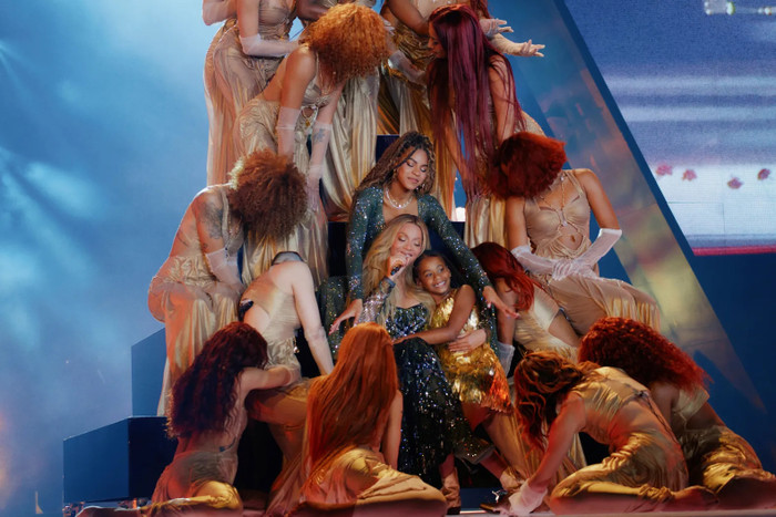 Beyoncé và con gái Blue Ivy xuất hiện trong đêm concert mở màn của Jay-Z Ảnh 6