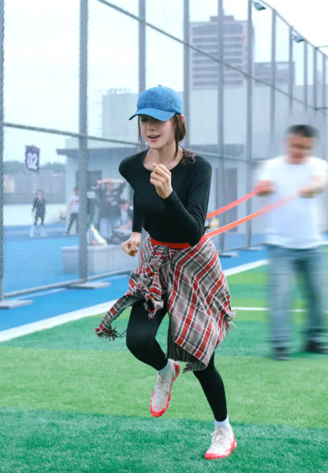 Địch Lệ Nhiệt Ba khoe dáng dẻo dai trên sân tập cho phim của Châu Tinh Trì Ảnh 3