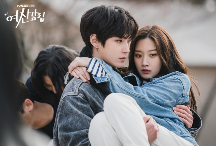 Lim Ju Gyeong (Moon Ka Young) là nữ sinh thường xuyên bị bắt nạt vì ngoại hình. Cô tự học trang điểm qua các video trên mạng và chuyển đến một ngôi trường mới, nơi cô vướng vào mối tình tay ba đầy day dứt giữa Lee Su Ho (Cha Eun Woo) và Han Seo Jun (Hwang In Youp).