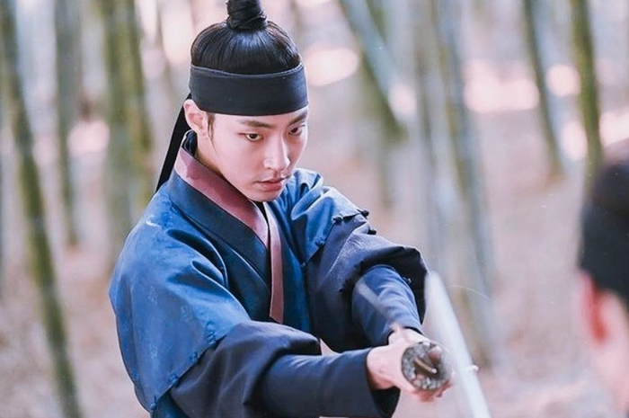 Đây là một trong những vai diễn đầu tiên giúp Hwang In Youp gây chú ý với khán giả. Dù không phải nam chính, anh vẫn khiến người xem khó rời mắt nhờ vẻ ngoài bí ẩn, ngoại hình nổi bật và diễn xuất nội tâm đầy cuốn hút. Mỗi lần xuất hiện, anh đều để lại dấu ấn mạnh mẽ, như báo hiệu sự nghiệp rực rỡ phía trước. Nhìn lại, Chuyện Nàng Nokdu chính là cột mốc mở đầu cho hành trình thành công của anh.