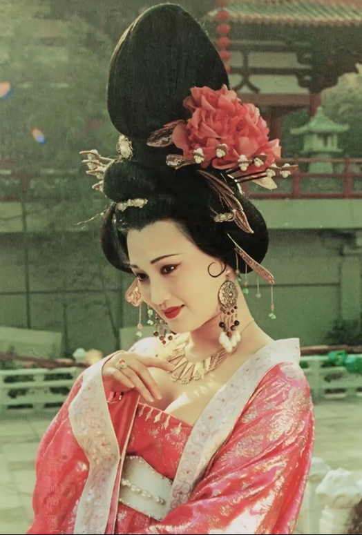Diễn xuất tinh tế giúp Lâm Phương Bình tạo nên hình tượng Dương Quý Phi kinh điển. Ảnh: Weibo