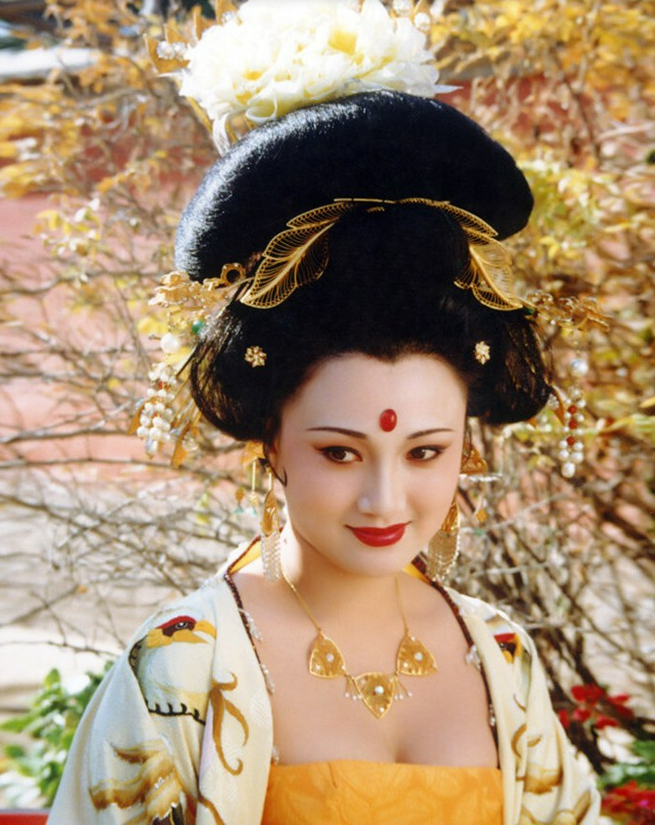 Lâm Phương Bình được khen tái hiện vẻ đẹp đầy đặn đúng chuẩn mỹ nhân thời Đường khi vào vai Dương Ngọc Hoàn. (Ảnh: Weibo)