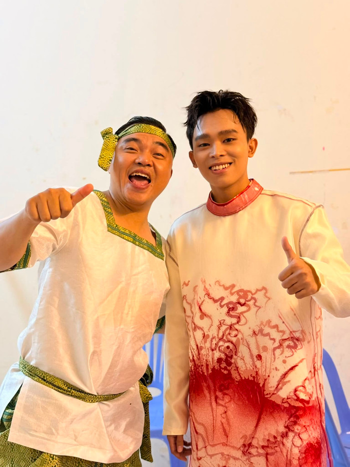 Ca sĩ Lê Minh chia sẻ khoảnh khắc hậu trường cùng Hồ Văn Cường.