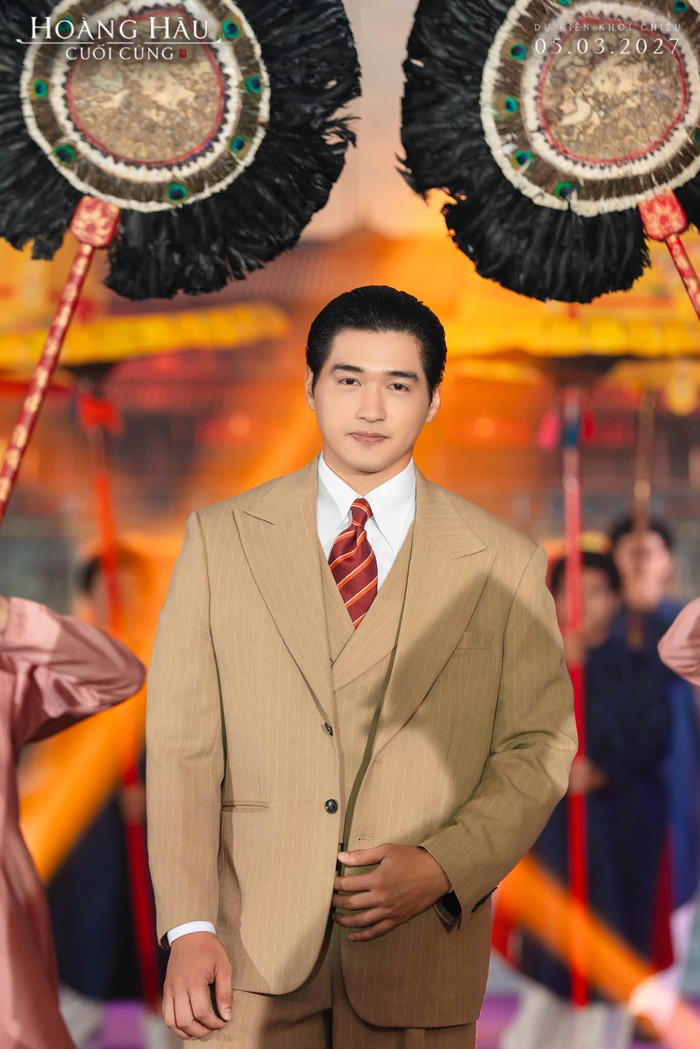 Trong dự án Hoàng hậu cuối cùng, Ma Ran Đô đảm nhận vai vua Bảo Đại, đóng cặp cùng Tăng Thanh Hà trong vai Nam Phương Hoàng hậu. Để vào vai này, nam diễn viên đã bức tốc tăng 14 kg và nghiên cứu tư liệu lịch sử về vị Vua này. Ảnh: NSX
