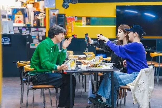 Gong Yoo, Kim Go Eun, Lee Dong Wook... duy trì mối quan hệ thân thiết sau 10 năm đóng chung Yêu Tinh (Goblin). (Ảnh từ Chosun)