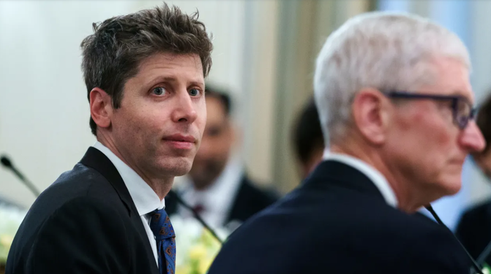 Giám đốc điều hành của OpenAI Sam Altman (bên trái) và Giám đốc điều hành của Apple Tim Cook. Ảnh: Bloomberg