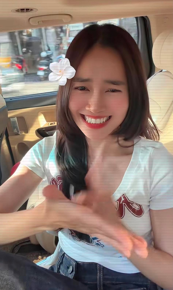 Ninh Dương Lan Ngọc hài hước quay clip 'đu trend' trên mạng xã hội.