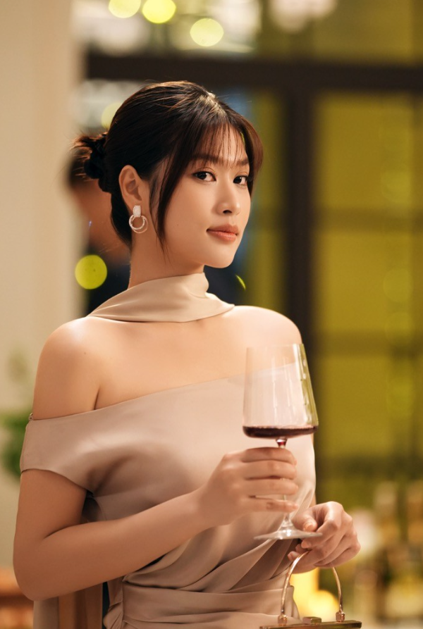 Thiên Ân ghi dấu ấn với vai Thúy Vân trong Nụ hôn bạc tỷ, bộ phim đạt doanh thu gần 212 tỷ đồng tại phòng vé. Ảnh: NSX.