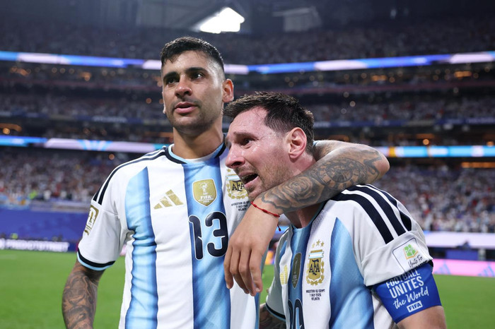 Không chỉ Messi, Argentina còn có một thủ lĩnh đặc biệt nơi hàng thủ. Cristian Romero đang trở thành biểu tượng mới về tinh thần chiến đấu của Albiceleste tại World Cup 2026. Ảnh: FIFA