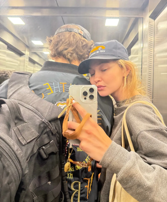 Siêu mẫu Gigi Hadid hiếm hoi khoe khoảnh khắc ngọt ngào bên bạn trai Bradley Cooper.