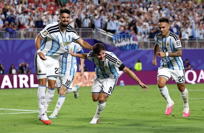 Julian Alvarez lập siêu phẩm giúp Argentina đi tiếp. Ảnh: FIFA