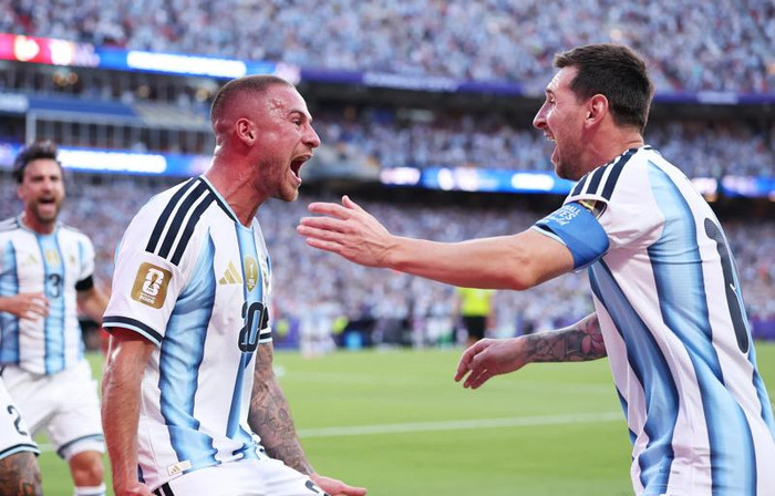 Lionel Messi tiếp tục tỏa sáng với một kiến tạo cùng kỷ lục mới, giúp Argentina đánh bại Thụy Sĩ 3-1 sau hiệp phụ. Ảnh: FIFA