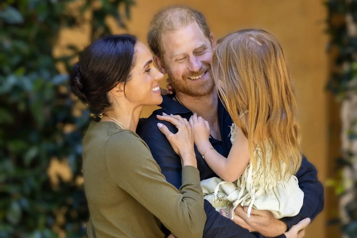 Vua Charles đã đoàn tụ với Hoàng tử Harry, Meghan, Hoàng tử Archie và Công chúa Lilibet lần đầu tiên sau bốn năm. &nbsp; Instagram/@meghan.