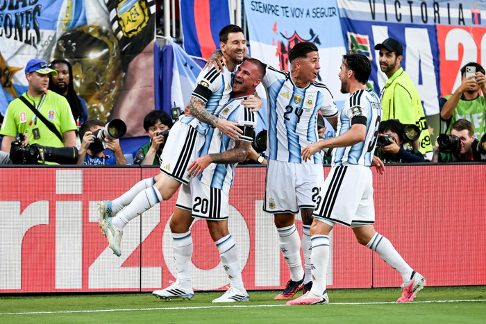 HLV Lionel Scaloni thừa nhận Argentina trải qua trận đấu khó khăn nhất từ đầu giải trước khi đánh bại Thụy Sĩ. Ảnh: FIFA