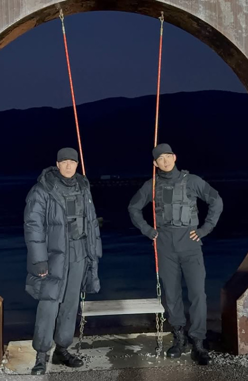 So Ji Sub và Ok Taecyeon thân thiết ở hậu trường.