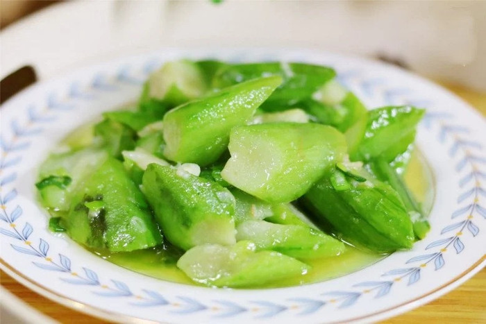 Việc ăn quá nhiều hoặc sử dụng mướp không đúng cách có thể gây ảnh hưởng không mong muốn đến sức khỏe. (Ảnh minh họa từ Internet)