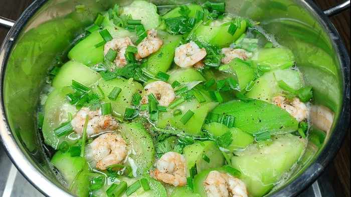 Những người có thể trạng hàn, thường xuyên lạnh tay chân, lạnh bụng, huyết áp thấp hoặc cơ thể suy nhược cũng không nên ăn quá nhiều mướp.