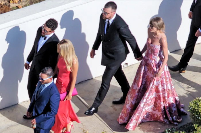 Travis Kelce và Taylor Swift tại đám cưới của JuJu Smith-Schuster và Laura Kruk. Ảnh: BACKGRID