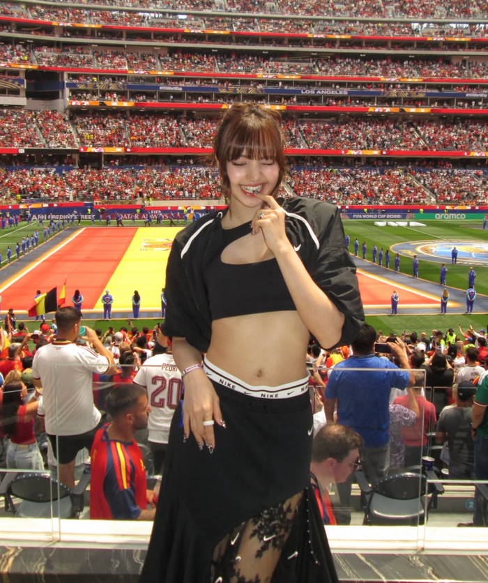 Lisa (BLACKPINK) khoe 'vòng eo con kiến' khi đi xem World Cup 2026 Ảnh 1