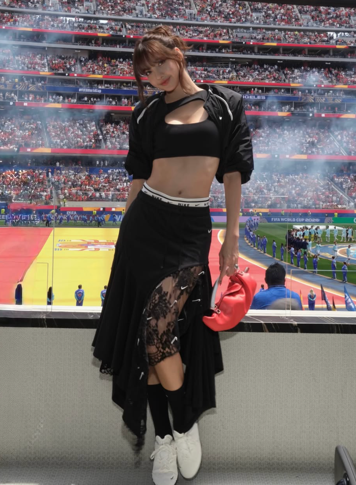 Lisa (BLACKPINK) chia sẻ loạt ảnh tận hưởng bầu không khí World Cup 2026.