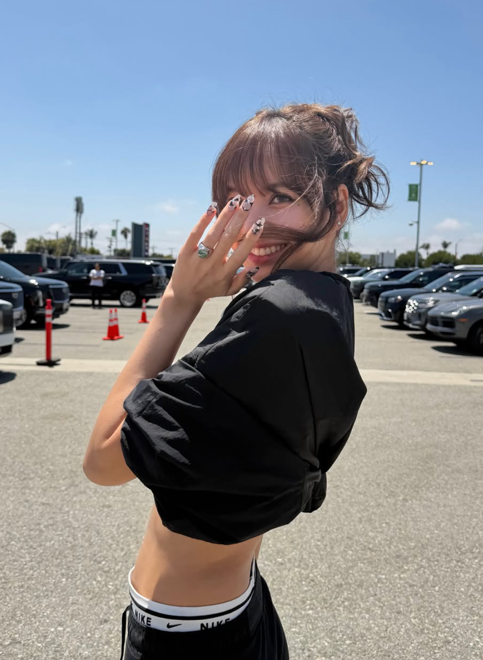 Lisa (BLACKPINK) khoe 'vòng eo con kiến' khi đi xem World Cup 2026 Ảnh 4