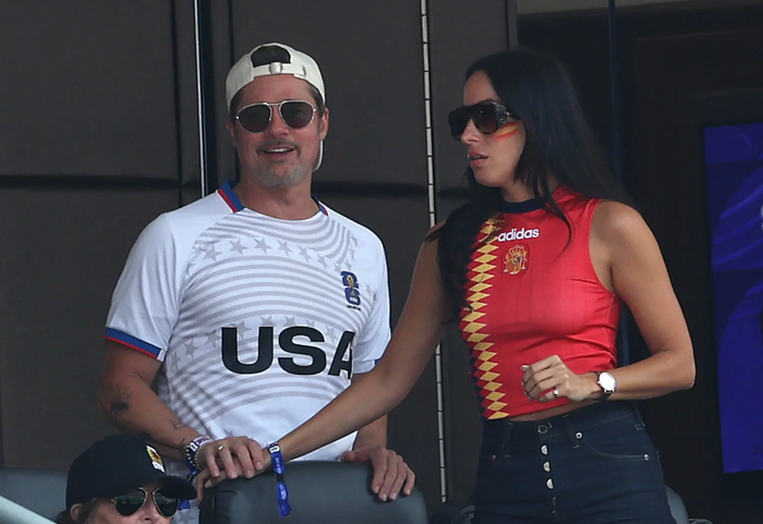 Tài tử Brad Pitt khóa môi bạn gái kém tuổi trên khán đài World Cup Ảnh 1