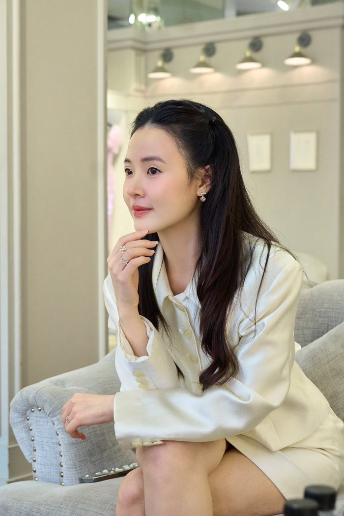 Midu sau khi lấy chồng đã lựa chọn tập trung cho sự nghiệp, gia đình và hiếm hoi mới xuất hiện tại các sự kiện của giới showbiz. Ảnh: FBNV