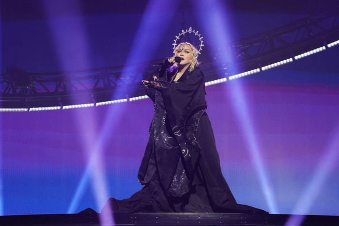 Madonna với CONFESSIONS II: Khi huyền thoại không còn cần phải chứng minh điều gì! Ảnh 2