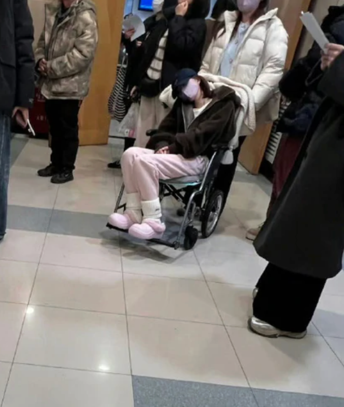 Triệu Lộ Tư từng được bắt gặp ngồi xe lăn khi đến bệnh viện. Ảnh: Weibo