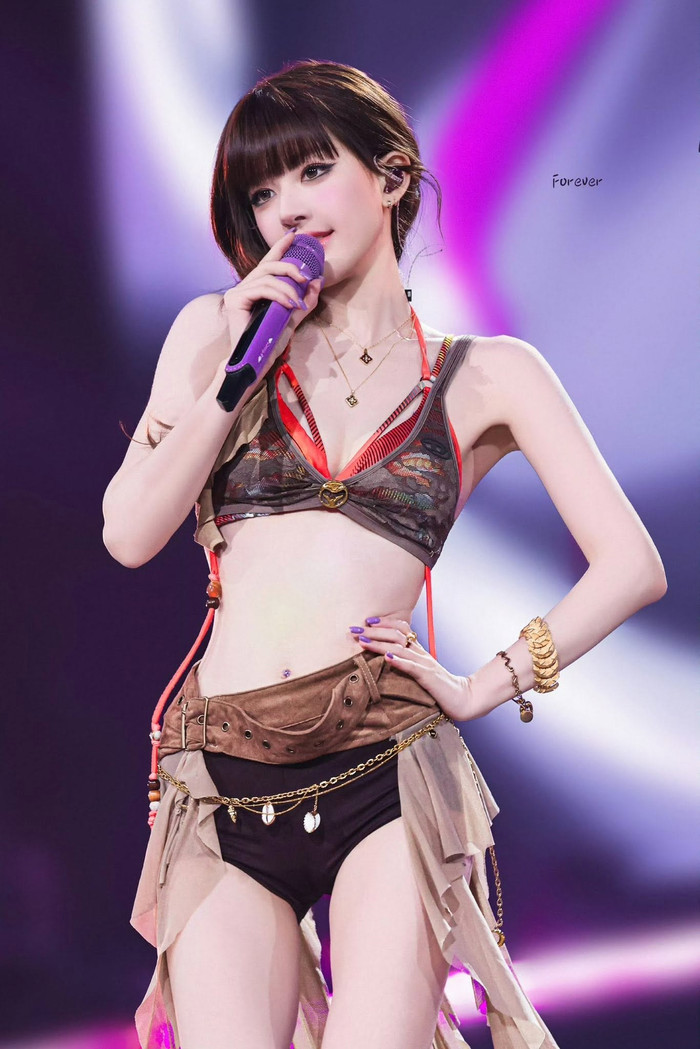 Triệu Lộ Tư thoải mái ăn diện gợi cảm trong đêm concert mới nhất. Ảnh: Fansite
