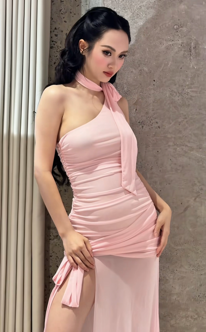 Vũ Thúy Quỳnh tự tin khoe chân thon với thiết kế váy xẻ tà. Ảnh chụp màn hình
