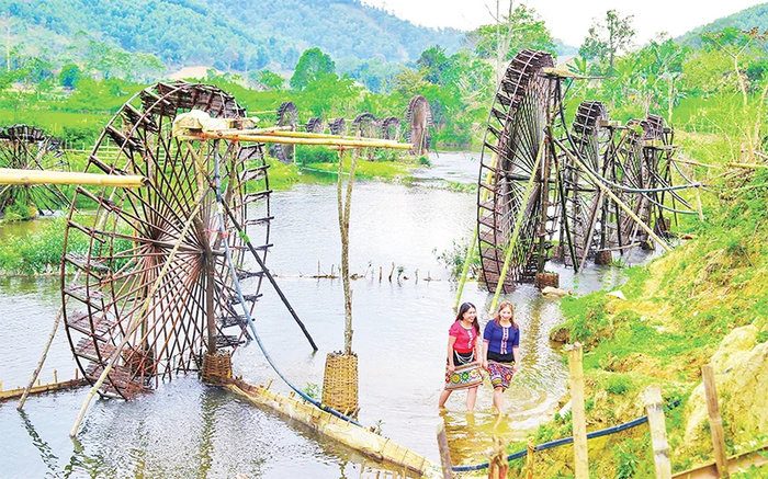 Vẻ đẹp rất khác sau những cung đường miền Tây xứ Nghệ - quê bà xã Hồ Văn Cường Ảnh 4