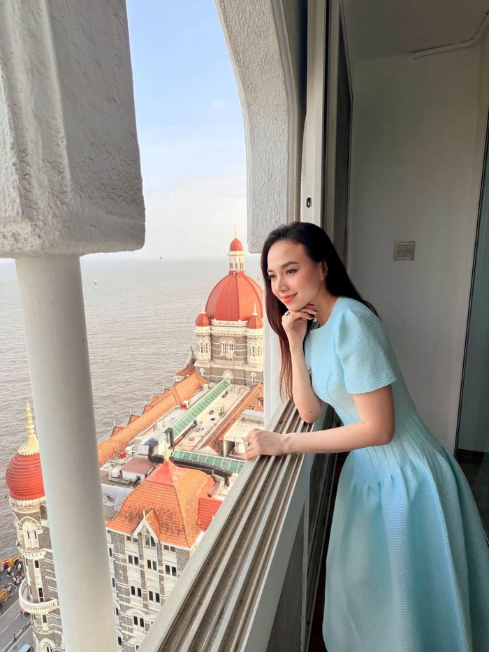 Đinh Ngọc Diệp rạng rỡ giữa khung cảnh Mumbai. (Nguồn: FBNV)