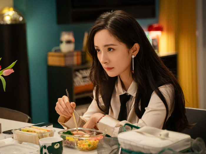 Điểm cộng lớn của bộ phim là không chỉ xoay quanh chuyện tình yêu mà còn đề cập đến những vấn đề như định kiến với phụ nữ độc thân, áp lực kết hôn, sinh con và cạnh tranh nơi công sở. Đây cũng là lý do tác phẩm tạo được sự đồng cảm với nhiều khán giả nữ. Ảnh: Tencent