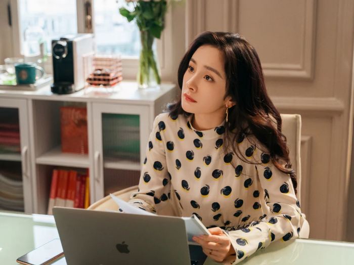 Thoát khỏi hình tượng mỹ nhân cổ trang, Dương Mịch ghi điểm khi hóa thân thành nữ luật sư Tần Thi thông minh, bản lĩnh và độc lập. Diễn xuất tiết chế cùng khí chất của nữ diễn viên giúp nhân vật trở nên thuyết phục, đặc biệt trong các phân cảnh tranh tụng và xử lý khủng hoảng. Ảnh: Tencent