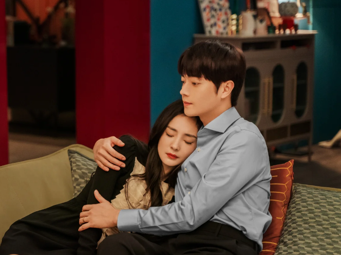 Trang phục của Dương Mịch trong phim từng trở thành chủ đề được bàn luận sôi nổi trên mạng xã hội. Những bộ vest, áo khoác hay váy công sở đều mang phong cách sang trọng, góp phần xây dựng hình tượng nữ luật sư hiện đại. Ảnh: Tencent