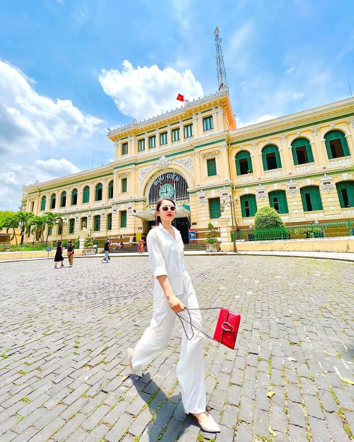 Du khách thích thú check-in trước Bưu điện Trung tâm Sài Gòn. Ảnh: Dulichvietnam.com