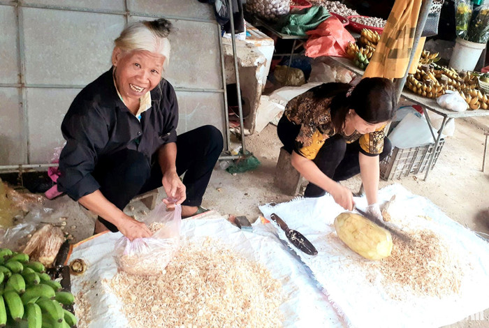Người dân Thanh Chương làm nhút mít. Ảnh: Huy Thư/Báo Nghệ An