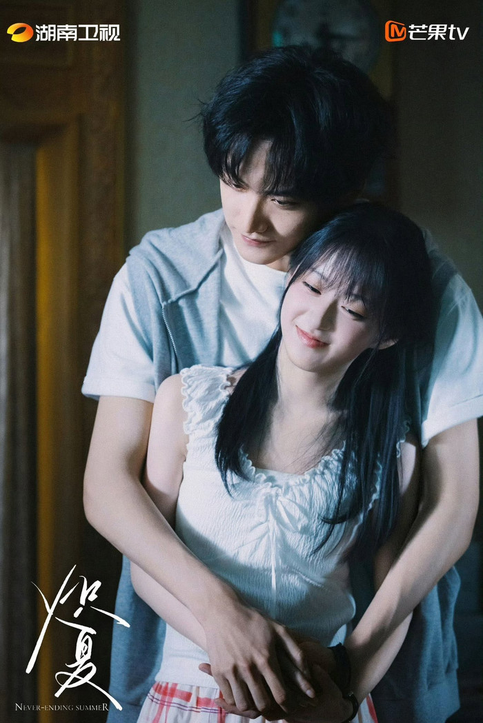 Chuyển thể từ tiểu thuyết Trụy Lạc, Mùa Hè Nồng Nhiệt theo mô-típ 'gương vỡ lại lành' với sự tham gia của Bao Thượng Ân và Châu Kha Vũ. Chu Vãn và Lục Tây Kiêu từng yêu nhau thời học sinh nhưng chia tay vì hiểu lầm. Mười năm sau gặp lại trong môi trường công sở, cả hai cùng điều tra một vụ tai nạn nhà máy xảy ra nhiều năm trước, từ đó dần hóa giải những khúc mắc và tìm lại tình yêu đã bỏ lỡ.
