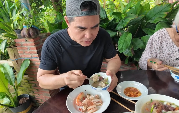 Trung Dũng cùng mẹ ăn bữa cơm giản dị hạnh phúc.