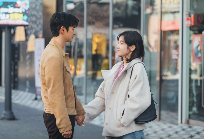 Seo In Guk và Park Ji Hyun có buổi hẹn hò ngọt ngào sau khi chính thức xác nhận tình cảm.