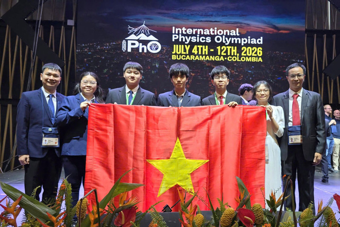 Từ trái sang: PGS.TS. Đỗ Danh Bích (Trưởng đoàn), em Vũ Nguyên Nguyên, em Tạ Ngọc Minh, em Nguyễn Nhật Minh, em Lê Duy Khánh, em Nguyễn Thị Bích Ngọc, PGS.TS. Đặng Đức Vượng (Phó Trưởng đoàn). Ảnh: Bộ GD&ĐT